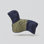Rainmate Hunde Regencape in Dunkelblau und Oliv mit aufgestellter Kapuze, Produktansicht