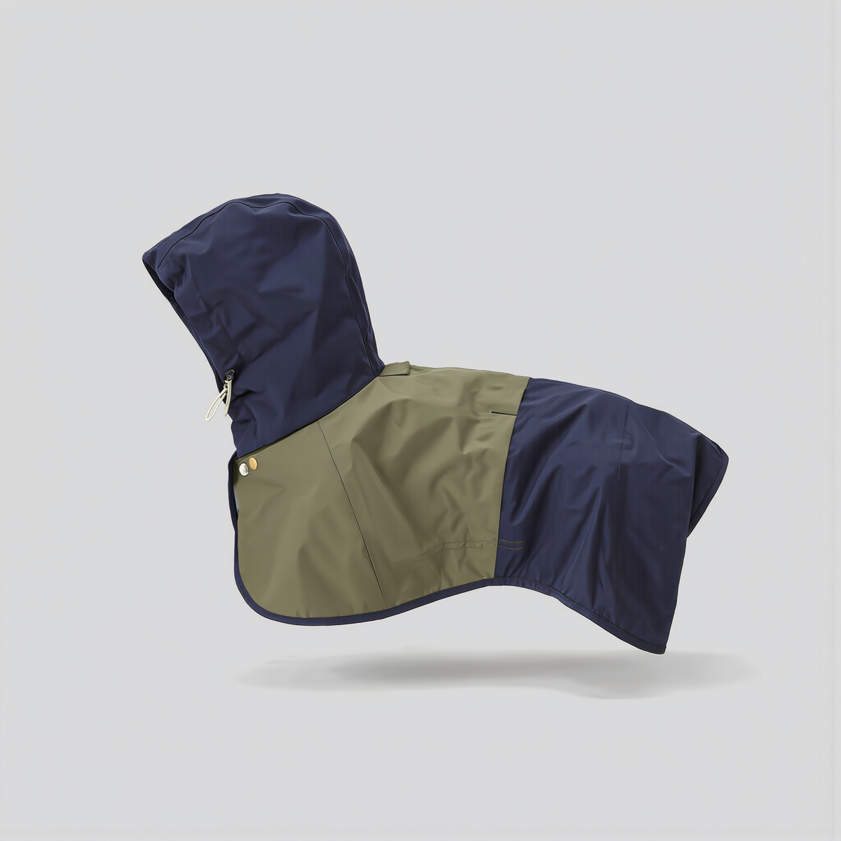 Rainmate Hunde Regencape in Dunkelblau und Oliv mit aufgestellter Kapuze, Produktansicht